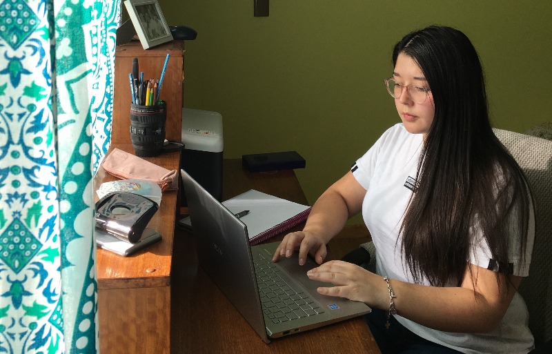 Estudiante quellonina relata su experiencia con clases Online