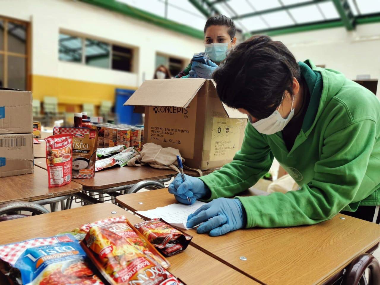 Voluntarios de Santo Tomás apoyan en campaña solidaria con armado de canastas de alimentos y útiles de aseo