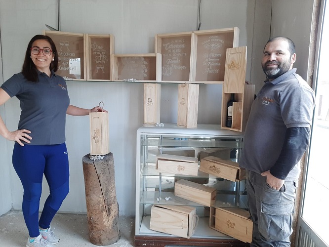 Cajas de elegante presentación y a bajo costo: la reinvención de mueblista de Empedrado