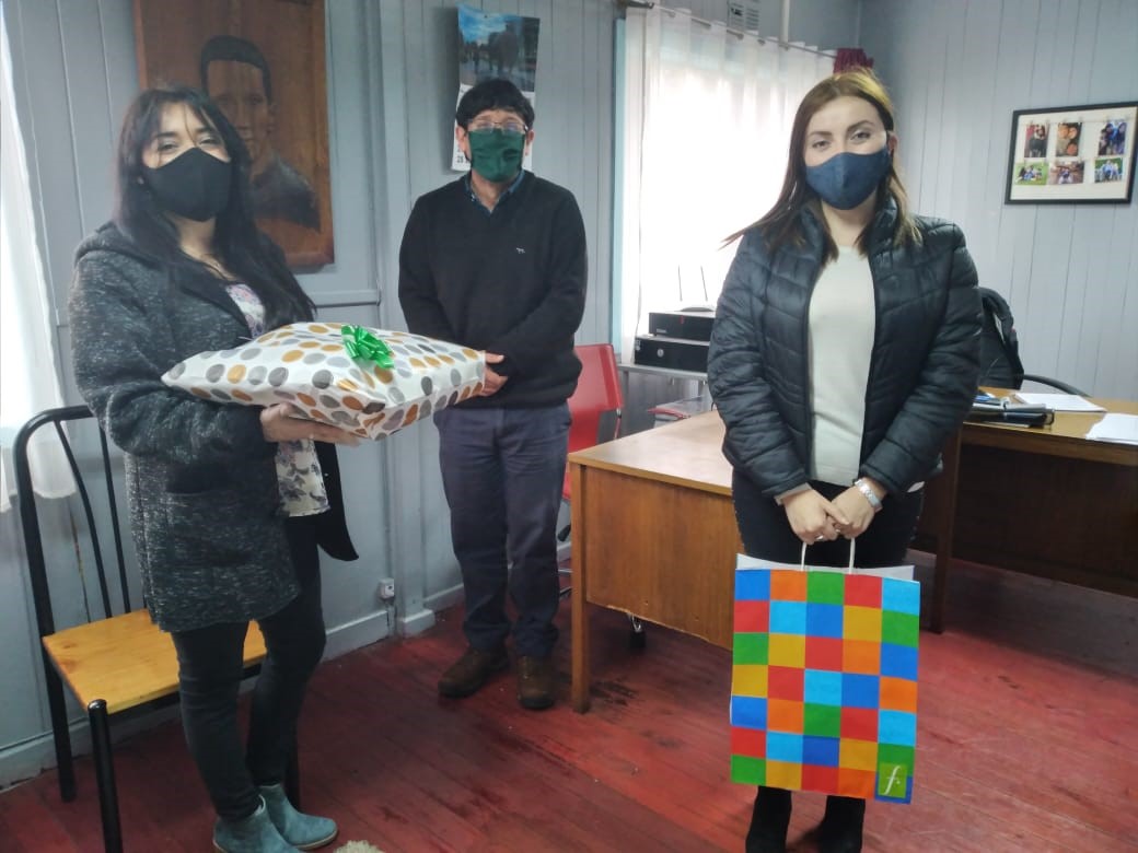 Alumnos de Podología realizaron entrega de donaciones de la campaña "Ayúdanos a abrigar" a adultos mayores del Hogar de Cristo