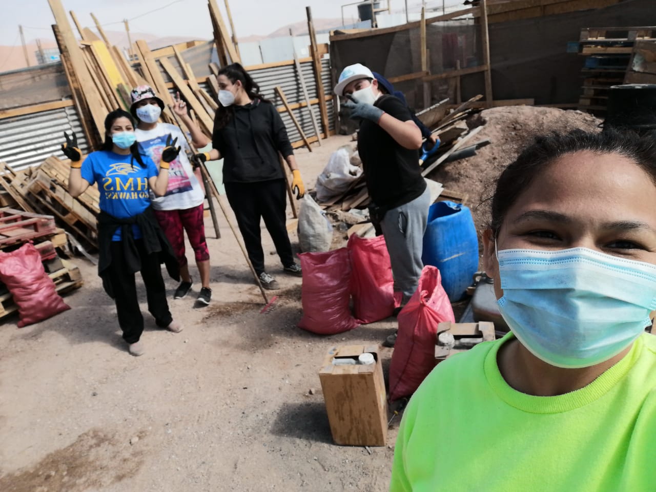 Estudiantes de Santo Tomás realizan trabajos voluntarios en comedor solidario de Alto Hospicio