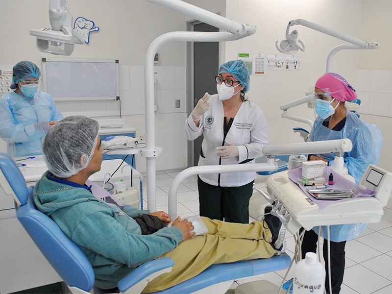 Alumnos de Técnico en Odontología de Santo Tomás Viña del Mar concretan atención a pacientes de la comunidad sorda a través de lengua de señas