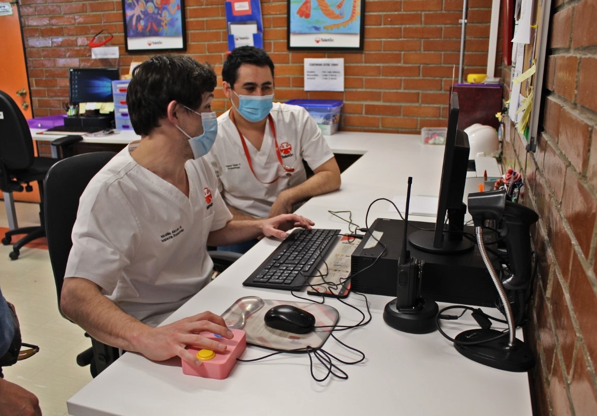 IP Santo Tomás Iquique entrega mouse adaptado a Teletón