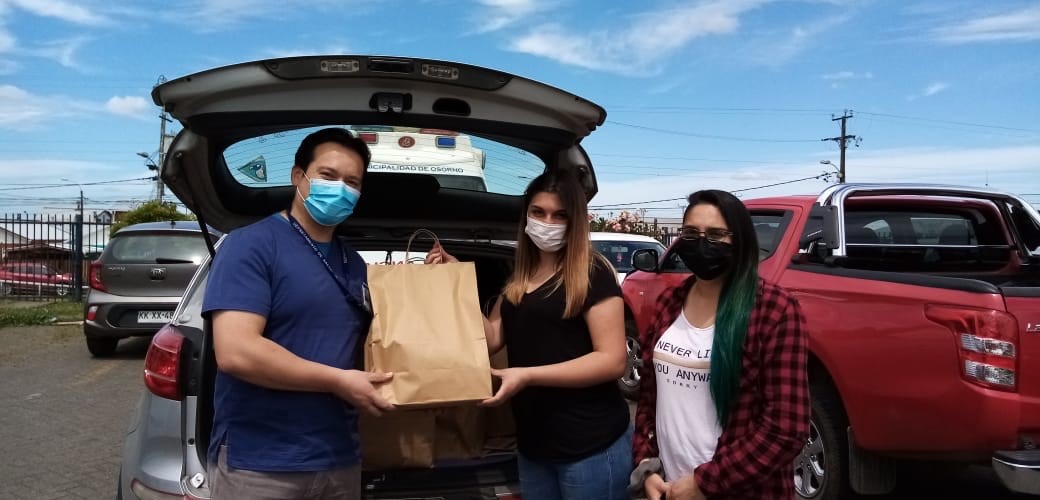 Estudiantes de Kinesiología entregan elementos de higiene a familias usuarias del CESFAM de Rahue Alto