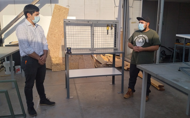 Estudiantes de Técnico en Mantenimiento Industrial de Santo Tomás San Joaquín fabrican proyectos para la institución
