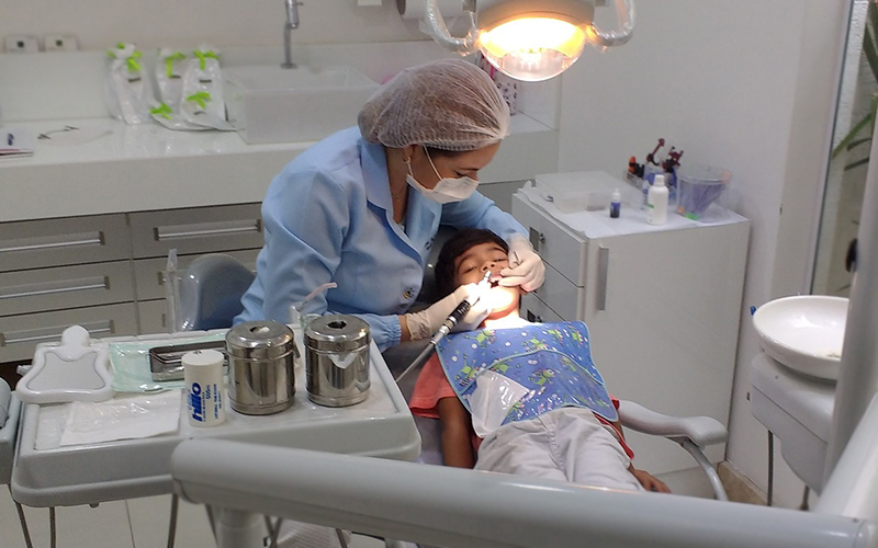 ¿Llevará por primera vez a su hijo al dentista? Director del Área Odontología de Santo Tomás despeja dudas sobre la atención dental a menores de edad