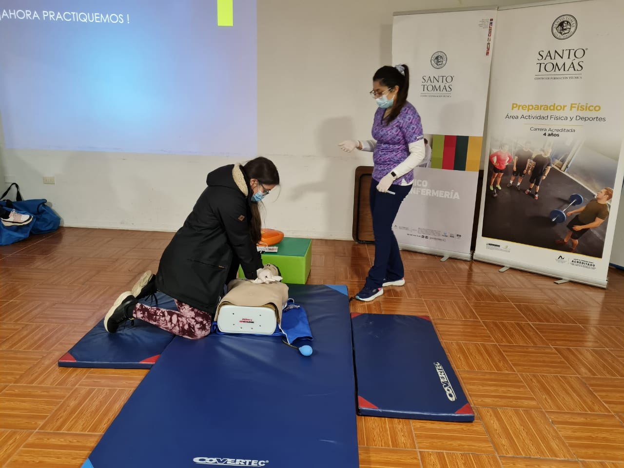 Estudiantes realizan capacitación en RCP y Maniobra de Heimilich