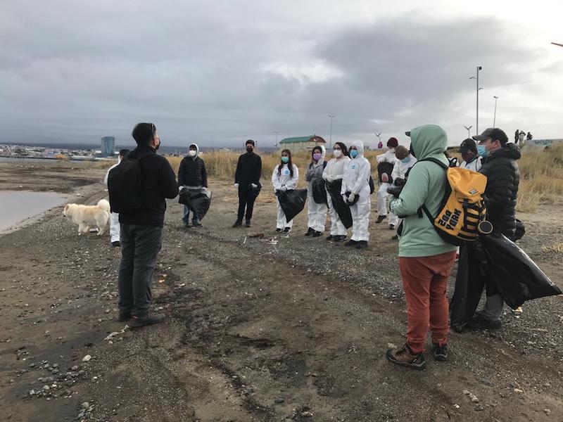 Estudiantes limpian borde costero de Punta Arenas