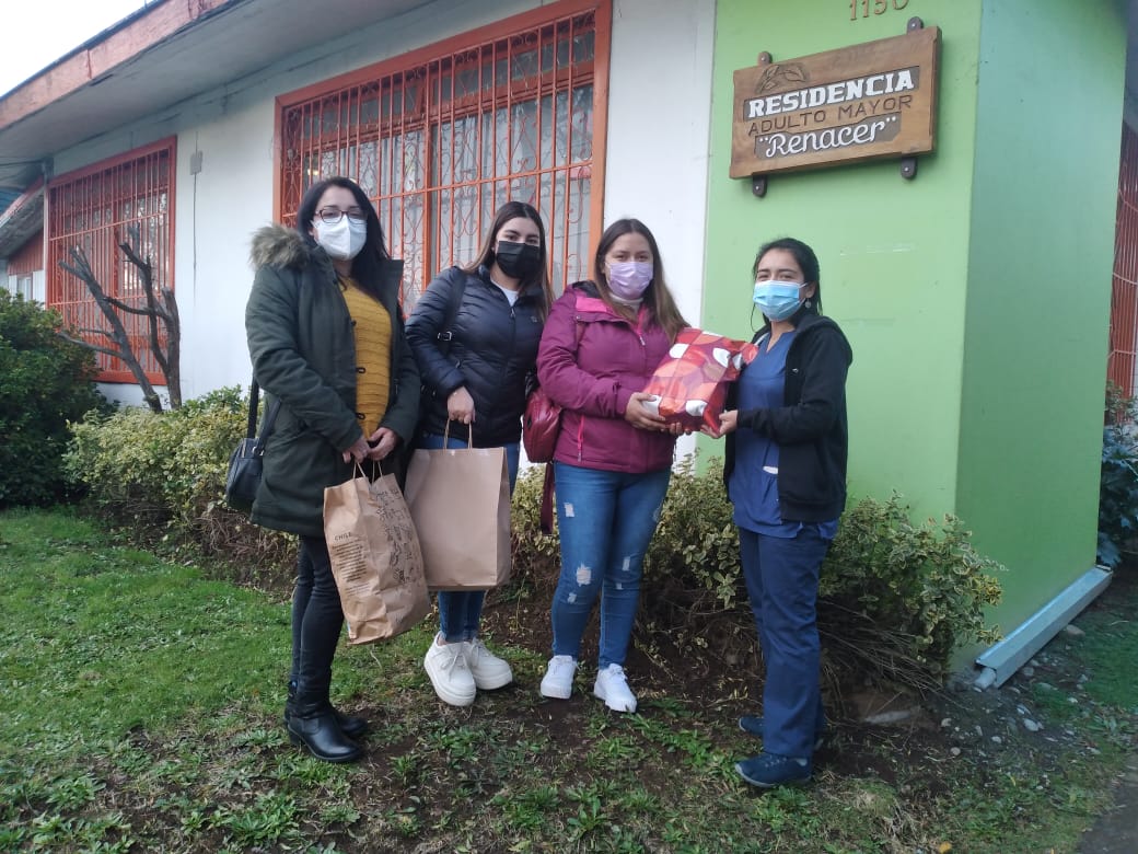 Estudiantes de Técnico en Podología Clínica entregaron donaciones a adultos mayores
