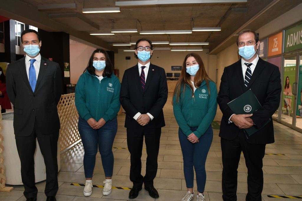 Sede Santiago Centro recibe visita de autoridades del Ministerio de Educación
