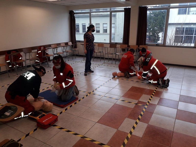 Carrera Técnico en Enfermería CFT Santo Tomás Osorno capacitó a integrantes de ONG SAR Los Lagos en RCP