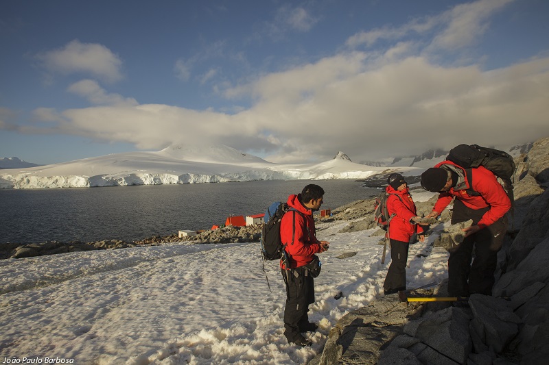 Profesor de la Carrera de Geología realizó investigación sobre el origen de la Patagonia y la Antártica