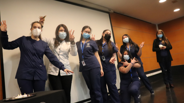 Estudiantes de Enfermería de la UST Los Ángeles reciben los símbolos de la profesión