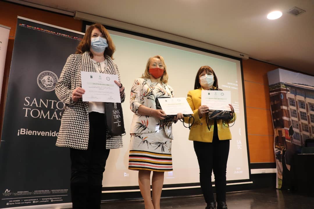 27 adultos mayores se graduaron en Los Ángeles tras cursar programa de la UST