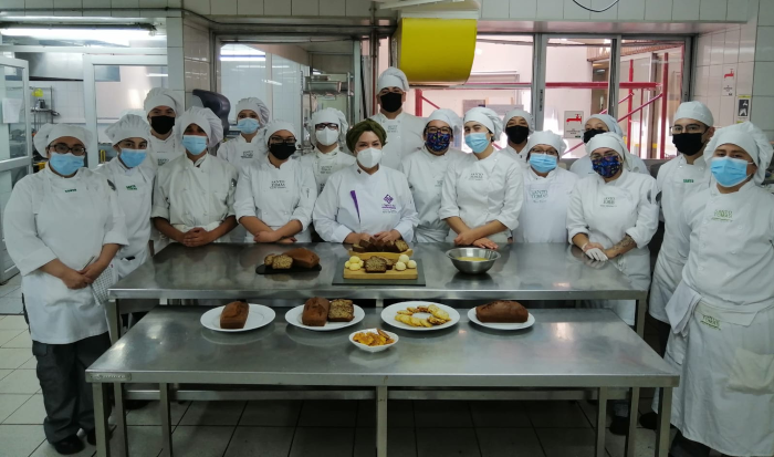 Chef ecuatoriana fortalece aprendizaje de futuros cocineros de Santiago Centro