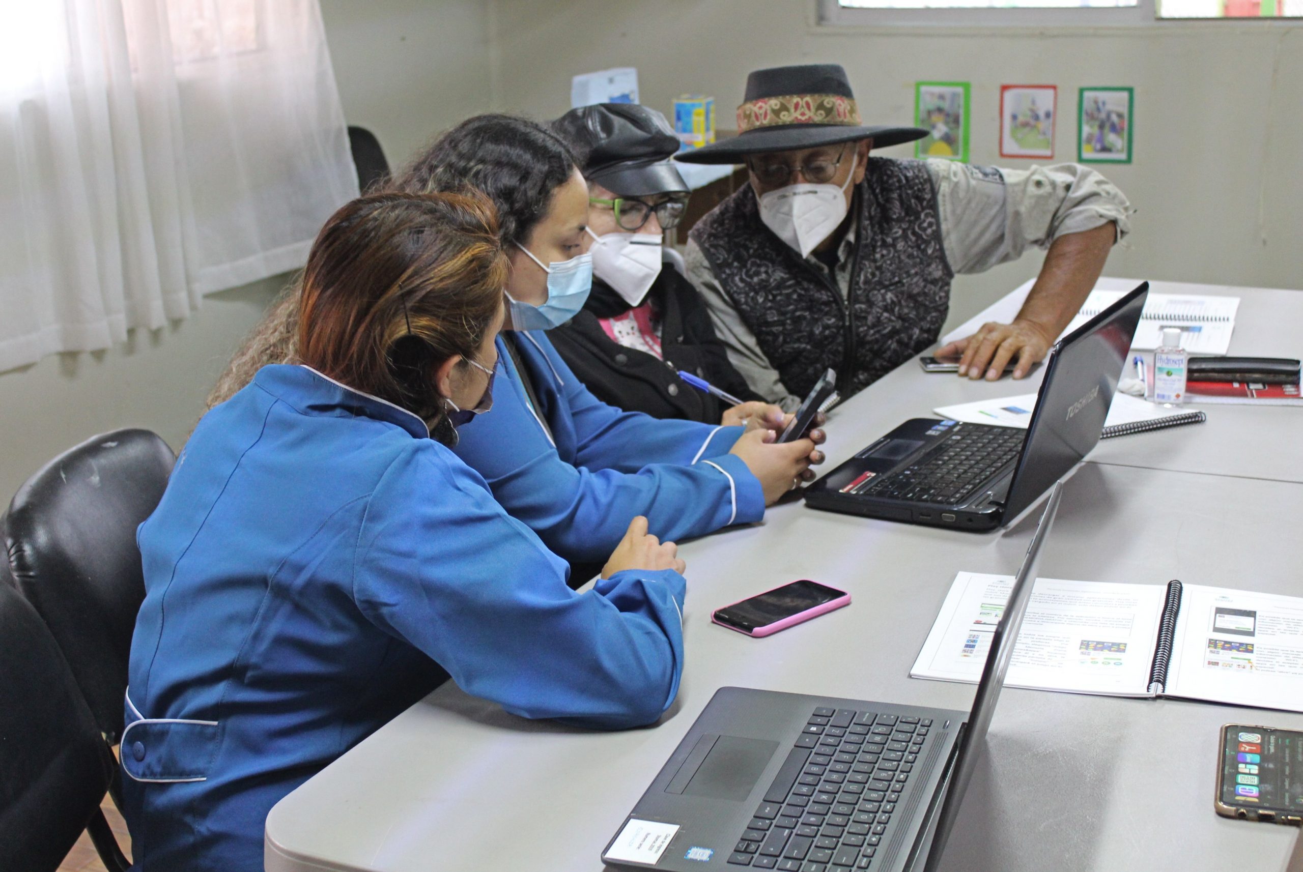 Estudiantes desarrollan talleres ‘Adultos Conectados’ en Caleta Los Verdes
