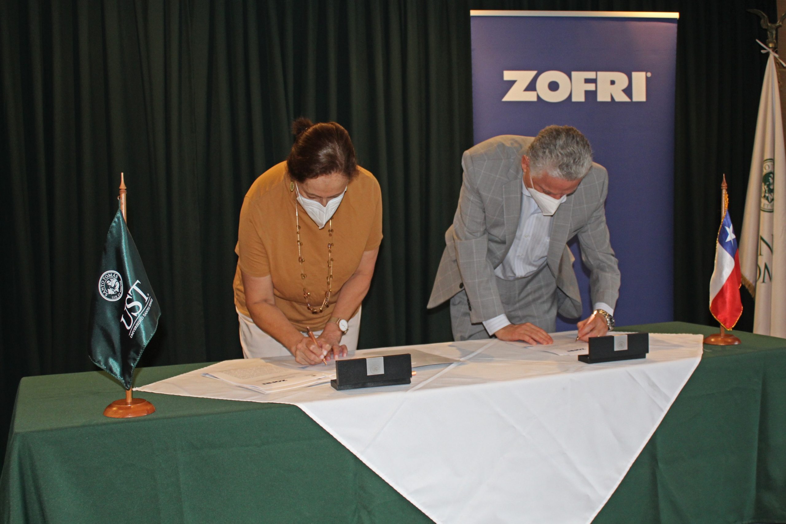Santo Tomás y Zofri firman convenio educacional para colaboradores