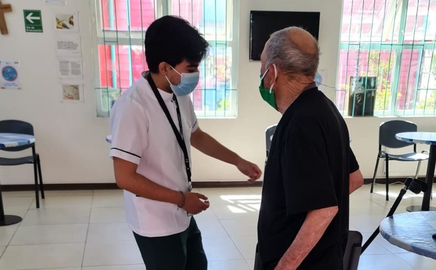 Estudiante enseña el correcto uso de ortesis en Hospedería de Chillán