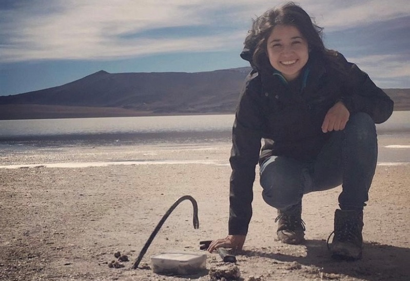 Profesor y egresada de Geología tras investigar humedad en salares: Es importante para monitoreo ambiental y exploración del litio
