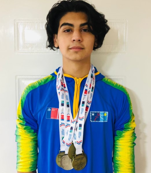 Medallista de natación elige Santo Tomás Valdivia