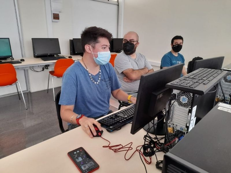 Informáticos aprendieron a desarrollar aplicaciones móviles en taller de verano