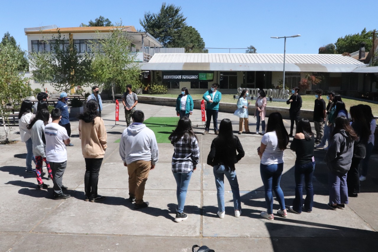 Santo Tomás Los Ángeles recibe a nuevos estudiantes con actividades híbridas