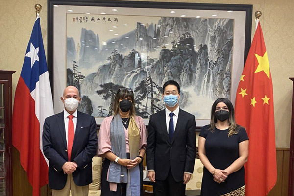 Entidades de Santo Tomás y Fundación CLEC afianzan lazos con Embajada de China en Chile