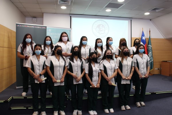 Futuros Técnicos en Enfermería Gineco-obstétrica y Neonatal del CFT Santo Tomás viven investidura