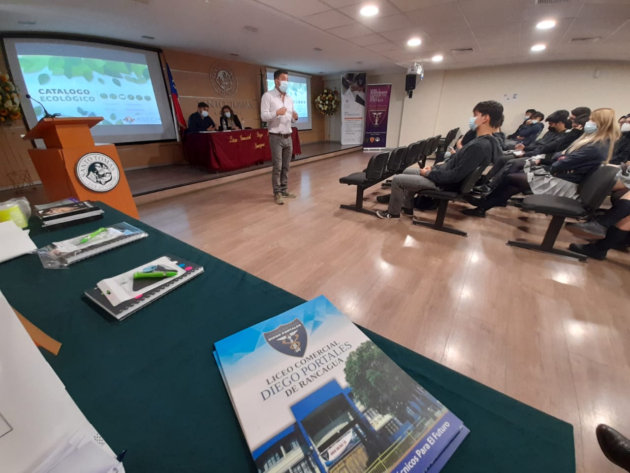 Liceo Comercial Diego Portales y Santo Tomás se unen para potenciar el emprendimiento