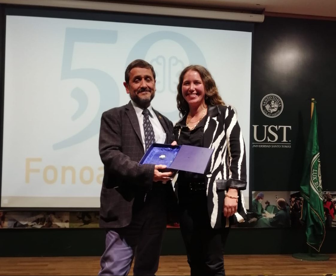 Entregan reconocimiento a Dr. Hernán León Valdés en clase inaugural de Fonoaudiología