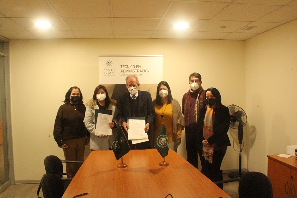 Área de Administración de Santo Tomás La Serena y Liceo Educador Juan Bautista de Salle firman convenio de articulación y continuidad de estudios.