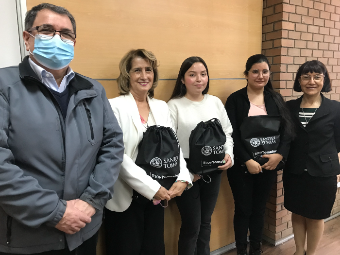 Biblioteca Santiago Centro entrega reconocimientos a usuarios destacados