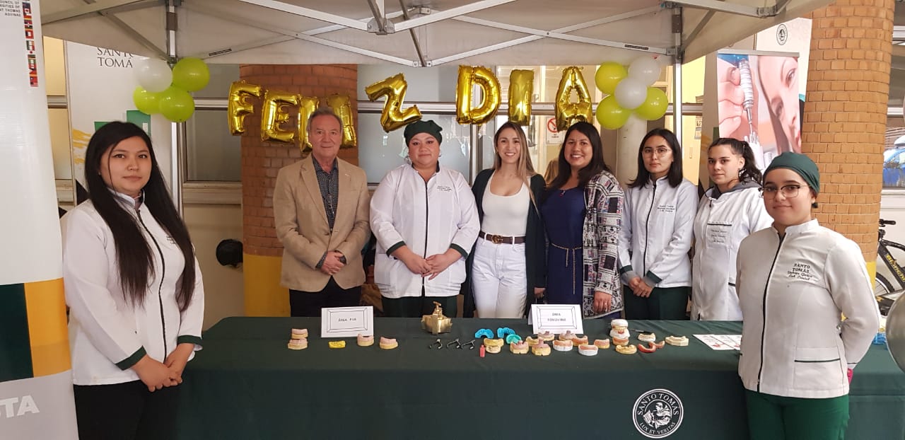 Estudiantes de Laboratorista Dental celebran su día con exposición y reconocimientos