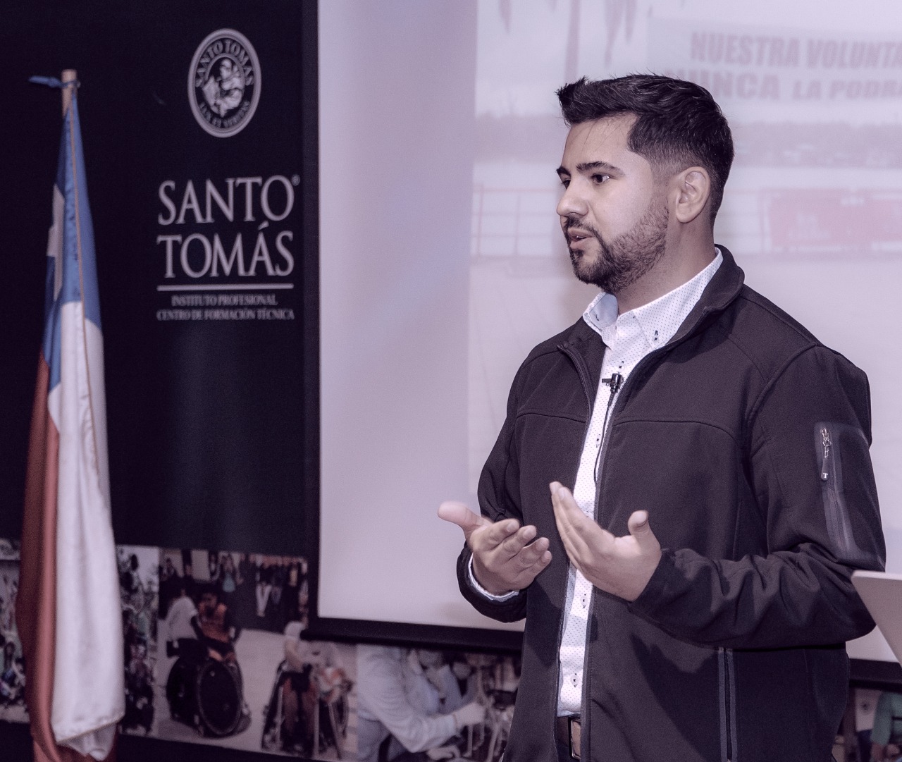 Leonardo Alarcón Díaz, egresado Comunicación Audiovisual Digital: “Aprovechen las oportunidades y valoren los años de experiencias de quienes los forman día a día”.