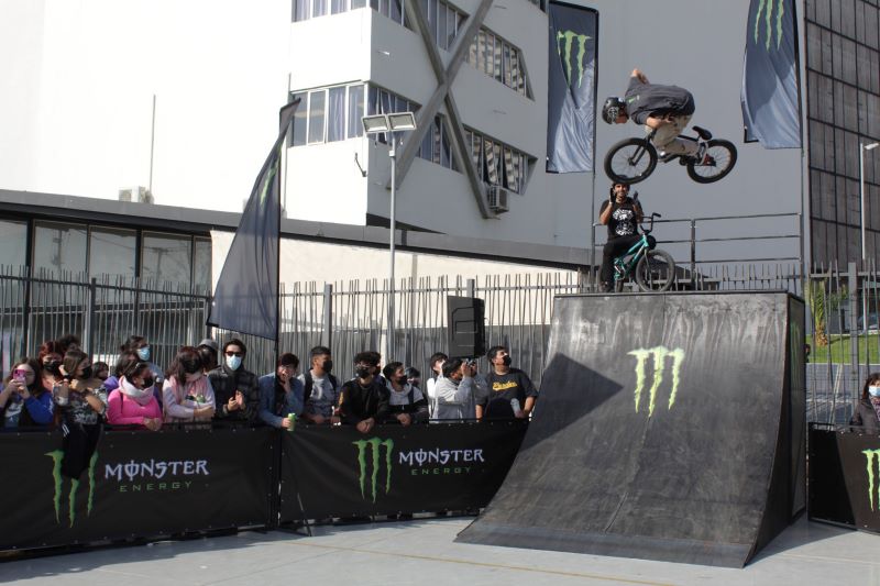 Exhibición de BMX: Monster llega a la sede de San Joaquín con acrobacias de raiders para los estudiantes.