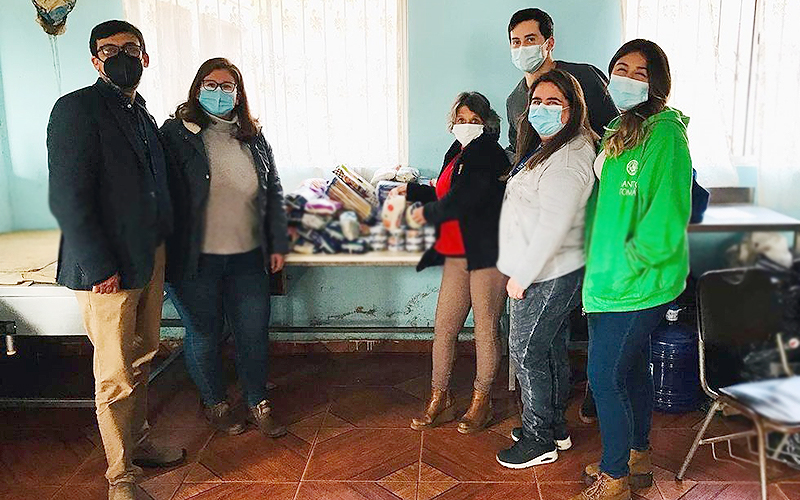 Carrera de Enfermería de UST Viña del Mar entrega donación de alimentos a campamento Manuel Bustos