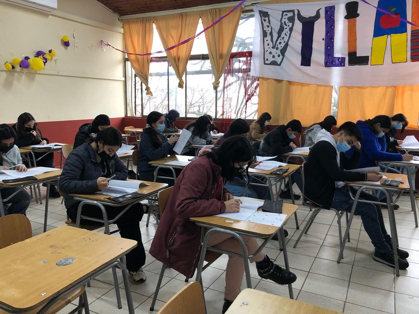 Centenares de jóvenes en Mulchén rinden su primer ensayo presencial PAES Santo Tomás