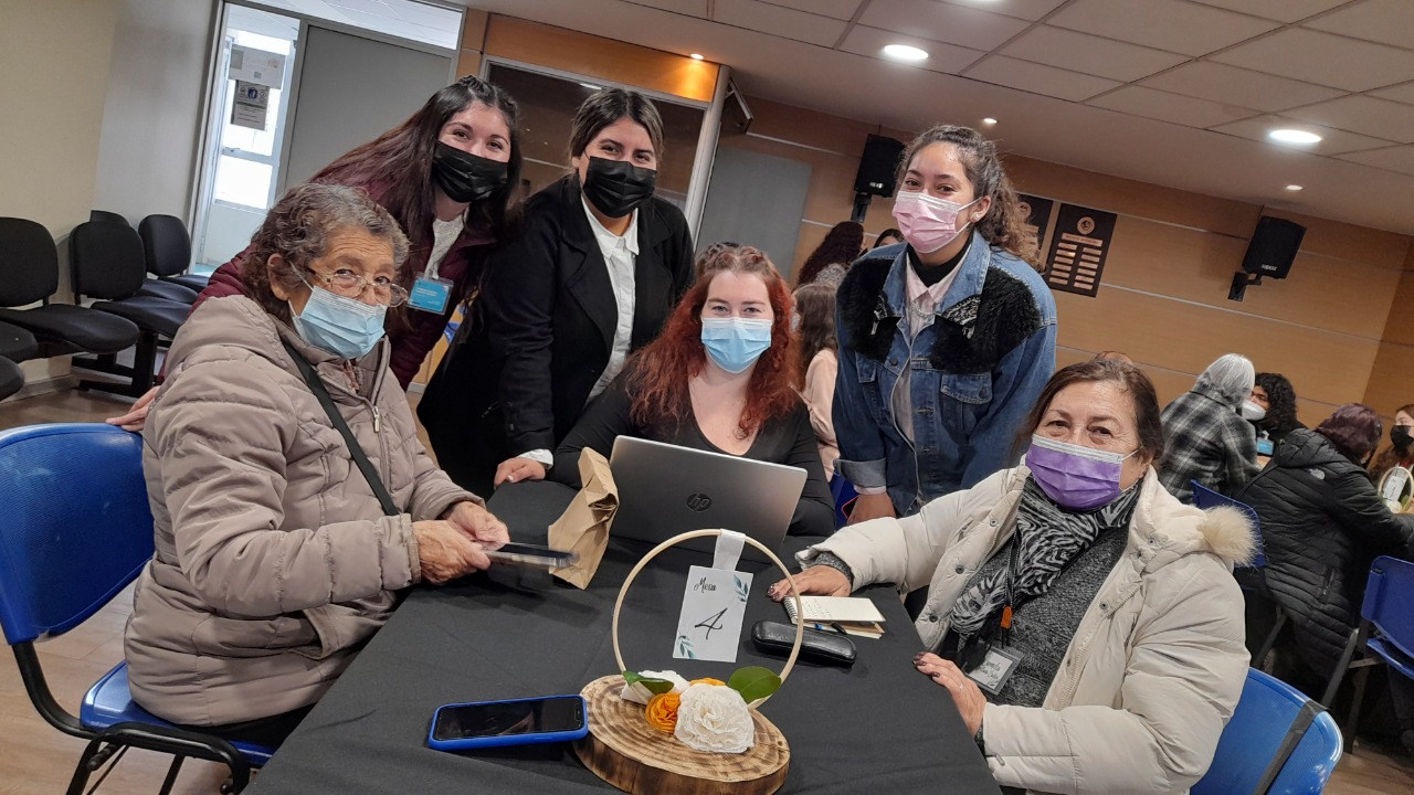 Jóvenes recibieron a adultos mayores en Santo Tomás Rancagua