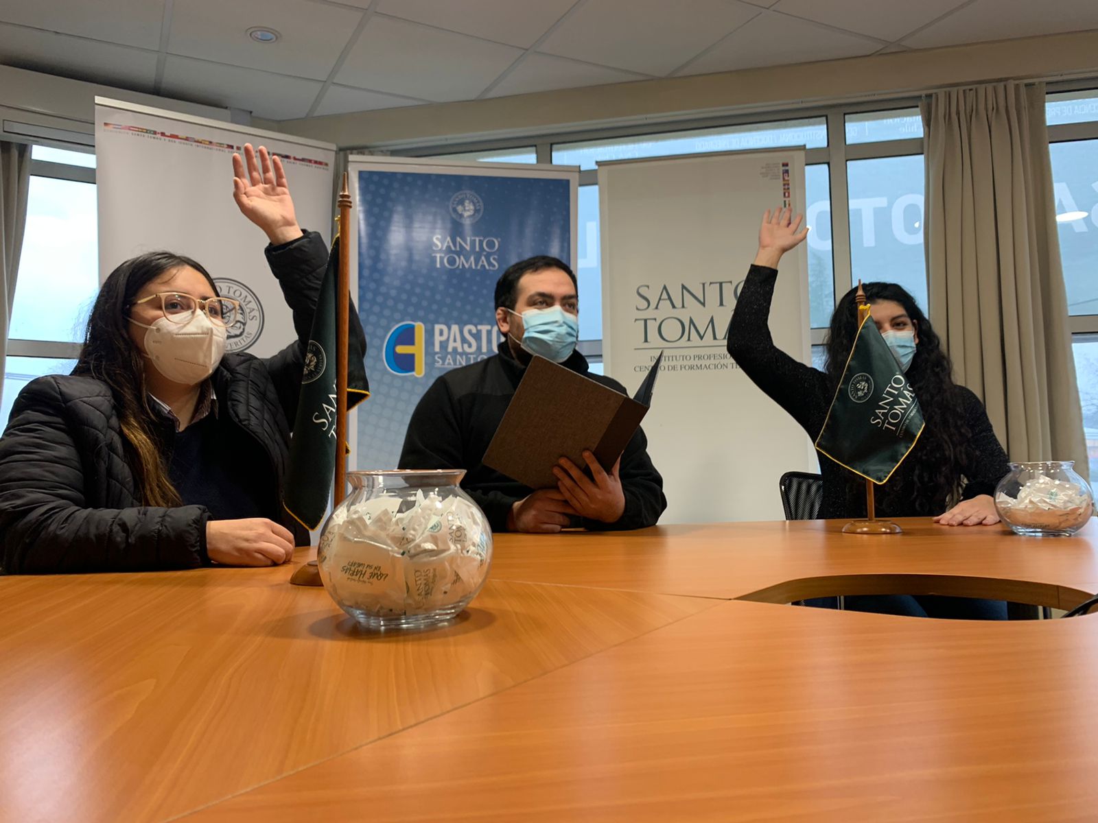 Santo Tomás Los Ángeles premió a la ganadora del concurso Personaje Sello