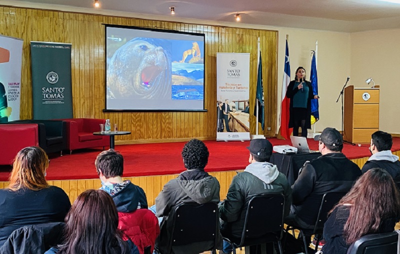 Estudiantes de Santo Tomás Punta Arenas conocieron los destinos turísticos de Magallanes en charla de Sernatur