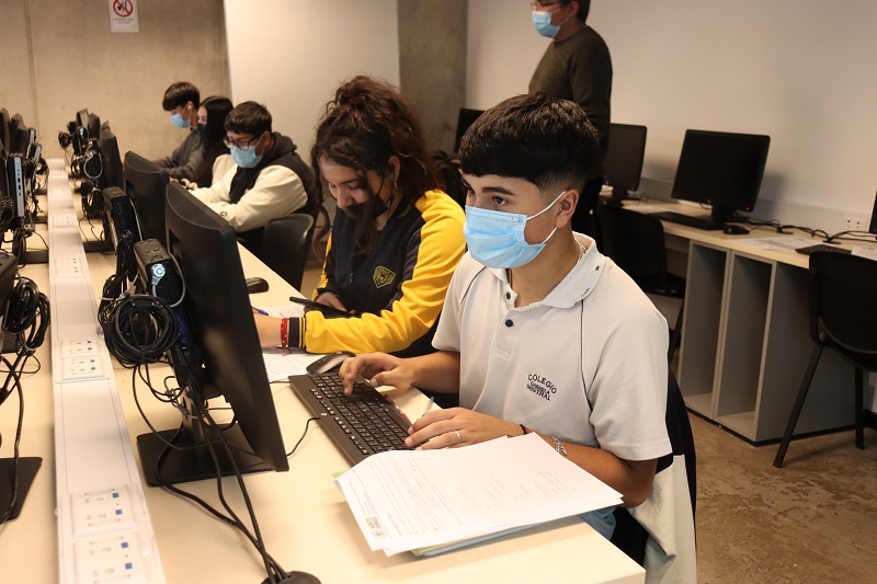 Escolares participaron en taller de informática para crear páginas web