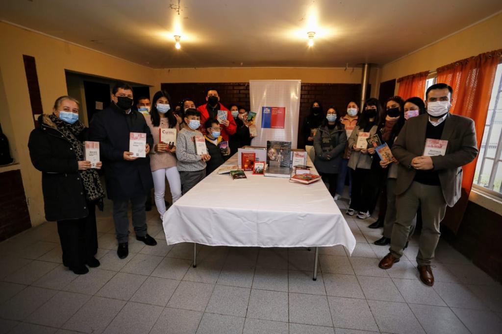 Estudiantes recolectan centenares de libros para biblioteca comunitaria de Huépil