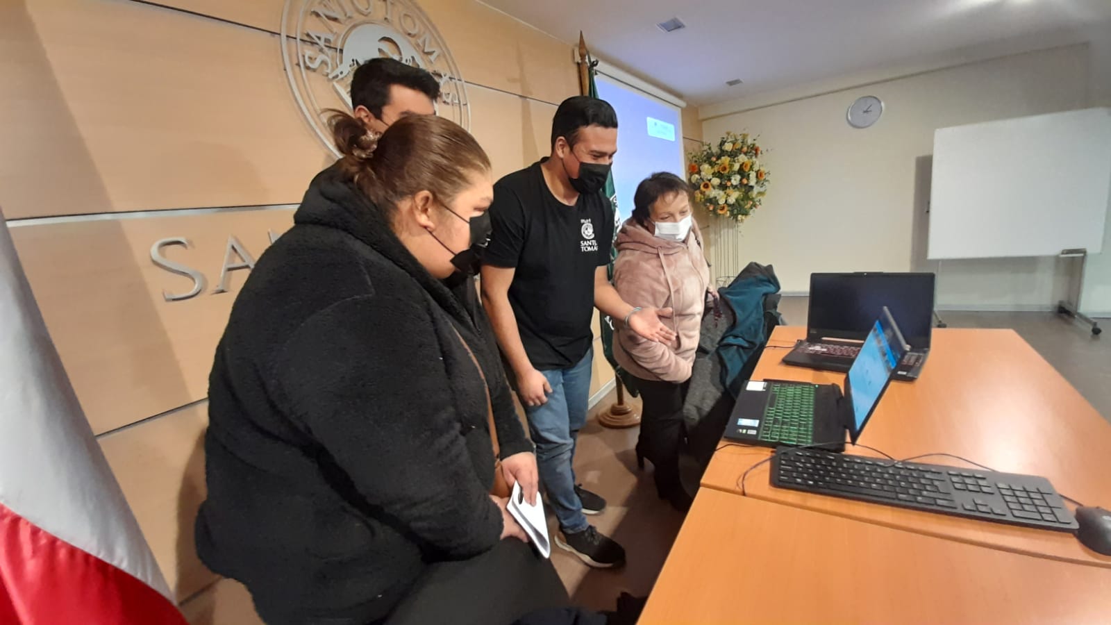 Estudiantes apoyan a juntas vecinales con proyectos informáticos