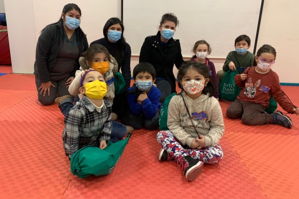 Niños y niñas disfrutan sus vacaciones de invierno en Santo Tomás
