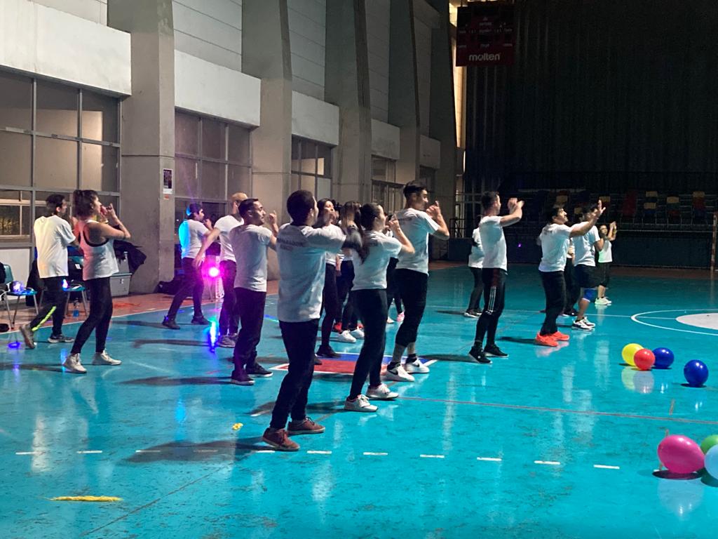Estudiantes de segundo año de Preparador Físico lideraron clase de zumba dirigida a nuevos alumnos de la carrera