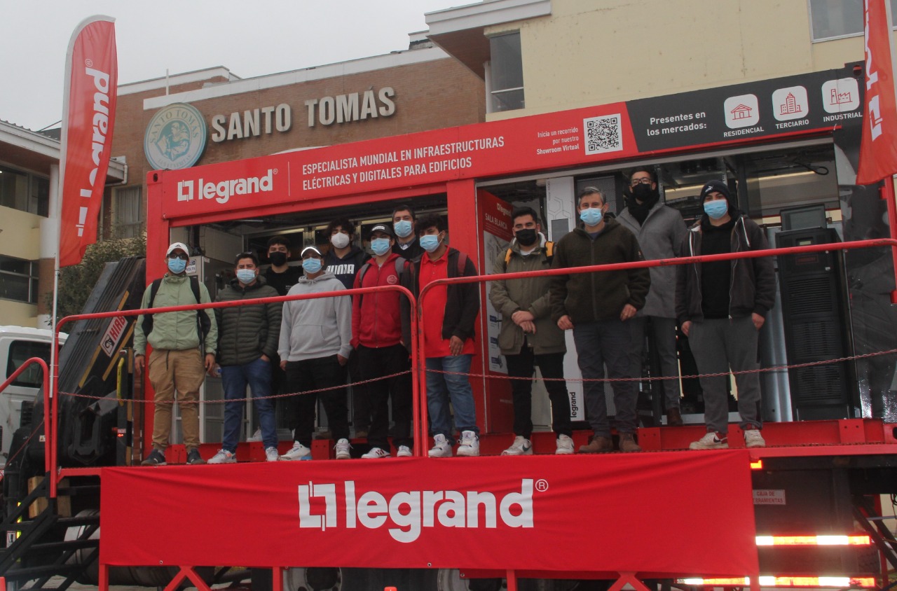 Alumnos de Técnico e Ingeniería en Electricidad y Electrónica Industrial de La Serena conocieron equipos industriales mediante una alianza con empresa Legrand