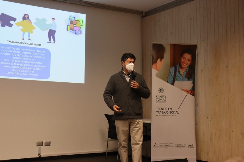 Tomasinos participan en charla sobre rol del Trabajador Social en la salud
