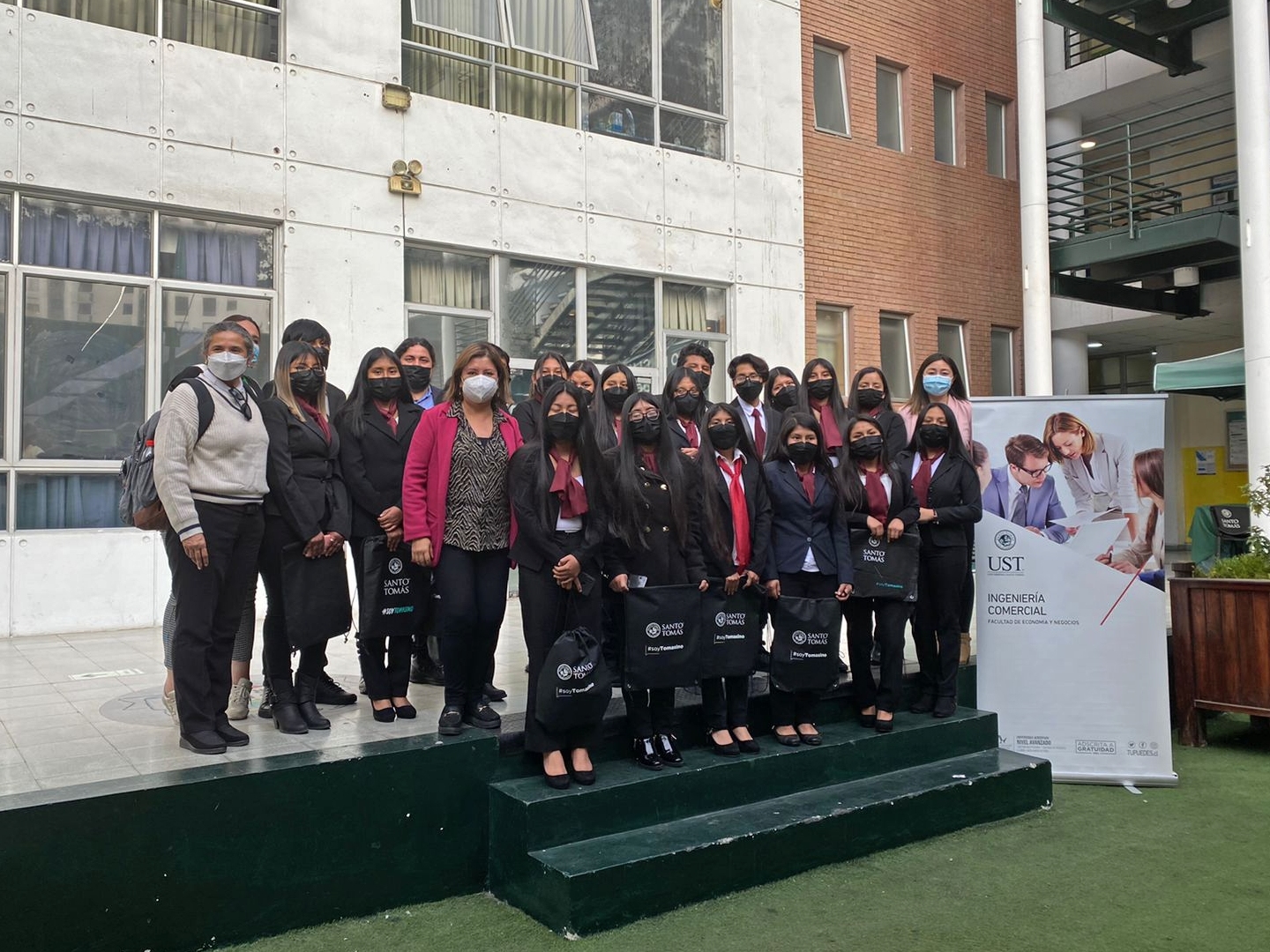 Escolares de Camiña experimentaron “Un día en Ingeniería Comercial” en Santo Tomás