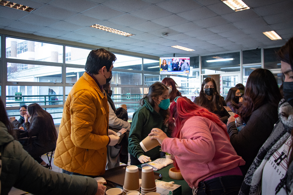 Estudiantes comparten un desayuno fraterno por el día de la Solidaridad