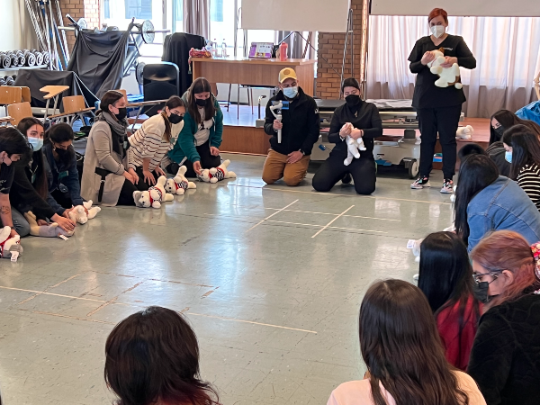 Técnico en Veterinaria realiza taller de reanimación cardiopulmonar en mascotas